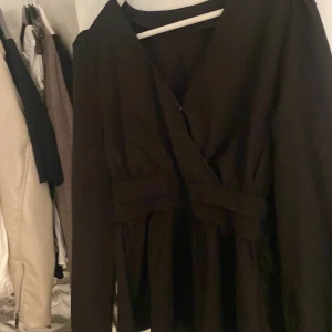 Jättefin svart blus - Strl S 
