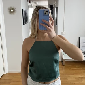 Superfin topp  - topp från na-kd i satin material med superfin rygg, använd fåtal gånger 