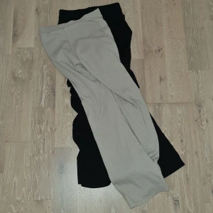 Utsvängda tights - Säljer båda dom här två bootcut leggingsen för 100kr! Priset kommer inte sänkas! Kan mötas upp!💖