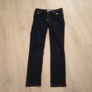 Jeans - Mörkblå jeans skriv för intresse.