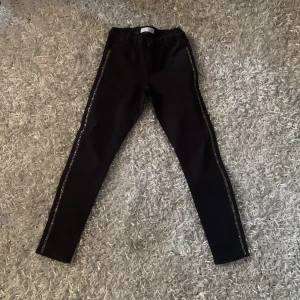 Jeans med glitterad från Zara - Helt nya 