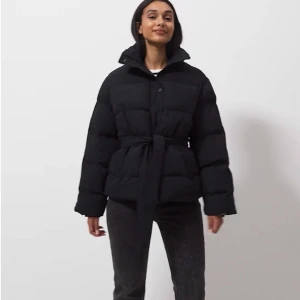 Svart jacka med bälte - Säljer min svarta jacka i storlek 36, har oftast 34 men passar mig bra ändå. Köpt för 649kr, jackan är slutsåld på sidan