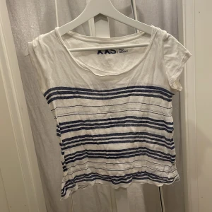 Blå/vit t-shirt - Vit t-stort med blåa ränder. Står att de är storlek xxs men är som en S. Okej i skick