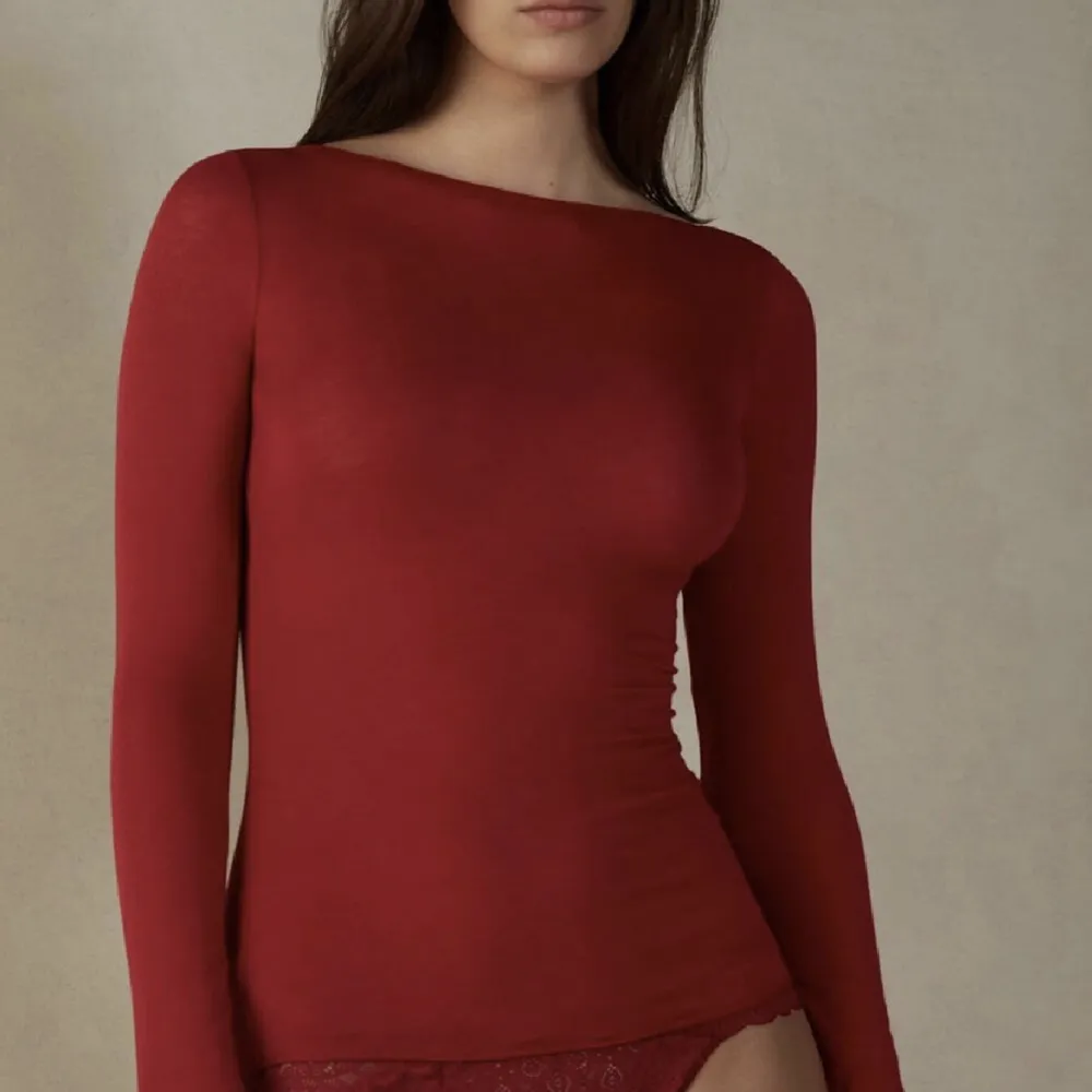 Säljer min fina röda intimissi tröja då den inte kommer till så mycket användning, den är använd fåtal gånger och denna färg verkar inte längre finnas kvar på hemsidan❤️ Ord pris 429kr. Stickat.