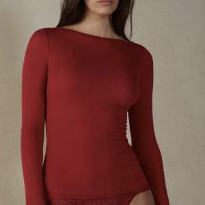 Säljer min fina röda intimissi tröja då den inte kommer till så mycket användning, den är använd fåtal gånger och denna färg verkar inte längre finnas kvar på hemsidan❤️ Ord pris 429kr