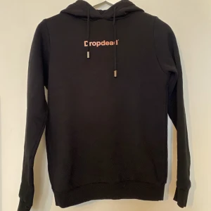 Drop Dead Logo Hoodie  - Drop Dead Logo Hoodie   Svart med orange logga   Använd fåtal gånger så i toppen skick   Storlek dam 4 ( XS )
