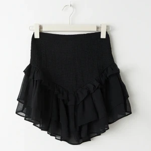 Svart volangkjol - Super fin kjol från Gina tricot. Den är i storlek m och är andvänd ett fåtal gånger. 