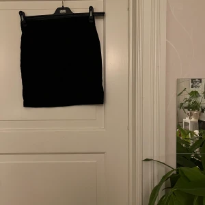 Minikjol🤍 - Kort svart trikåkjol från H&M, storlek S. Använd en gång. Kan mötas i Göteborg eller skicka, köparen står för frakt.