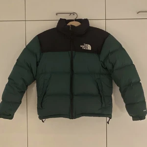 Nort Face Jacka Nuptse retro  - Säljer nu min north face jacka.  Storlek Medium, herr