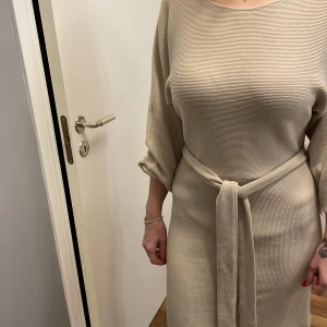 Beige klänning - Fin enkel vardagsklänning lappen kvar på klänningen 