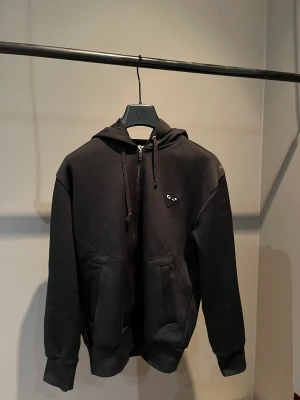 Comme des garcons hoodie  - En svart zip hoodie ifrån CDG, bra skick lite nopprig på armarna men annars riktigt fin.