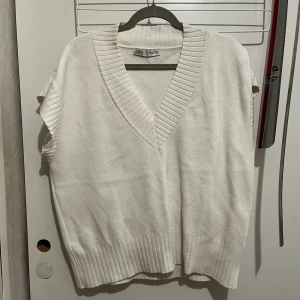 Väst från Zara - Stickad vit väst från Zara i jättebra skick! Säljer då den inte riktigt passar min stil😊