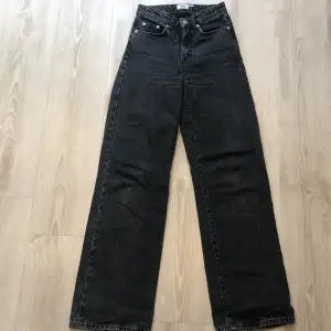 Svarta stentvättade vida jeans från lager 157