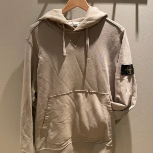 Stone island  - Stone island i mycket fint skick! Grön/Beige. 8/10 cond.  Storlek L, passar även M