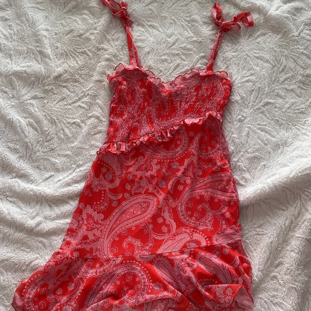 Jättefin rödklänning från Bershka, endast använd en gång. Strl L men passar mer en M då den är liten i storleken. 100kr.. Klänningar.