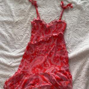 Jättefin rödklänning från Bershka, endast använd en gång. Strl L men passar mer en M då den är liten i storleken. 100kr.