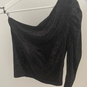 One shoulder topp - Snyggaste fest toppen! Storlek L men passar M Bra skick! Skriv för fler bilder!!💘💘