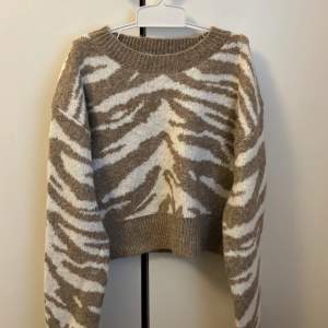 Ljusbrun och vit zebra tröja croppad, oanvänd