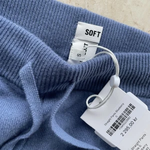Soft goat - Mjukisbyxor från soft goat i färgen ”blueberry” helt oanvända med lapp och allt kvar! Världens finaste färg och storlek S. Nypris är 2295kr och jag säljer för 2000kr, kan tänka mig att gå ner några hundra vid snabb affär!