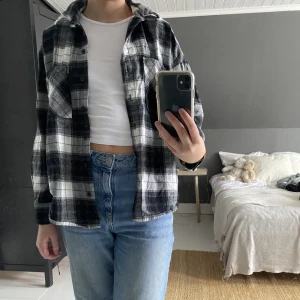 Rutig skjorta - Säljer denna grå rutiga skjortan i storlek xs från hm. Endast använd en gång och är i fint skick💓