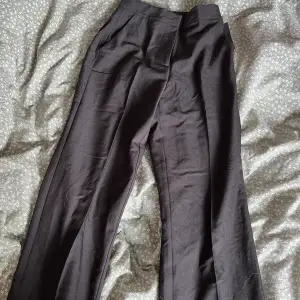 Svarta kostymbyxor från NAKD i storlek 32. Det finns en slit nere på benen och dem skulle passa någon som är lite längre. Dem är aldrig använda. Fråga om ni har några frågor.❤️ (Köparen står för frakten)