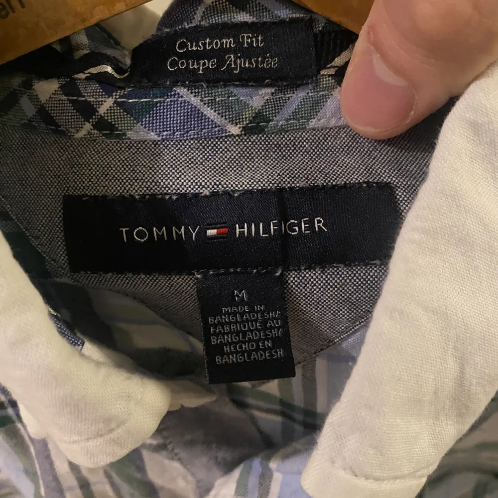Tja! Säljer nu en vintage Tommy Hifiger skjorta i bra skick. Det finns inga fläckar på den eller skavanker.. Skjortor.