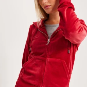 Söker Röd Juicy - Hej, söker ett rött Juicy Couture sett för rimligt pris, (0-300kr) kan tänka mig att byta mitt bruna Juicy Couture sett som är använd 3 gånger har tröttnat lite på de, tveka inte att höra av dig om du är intresserad. Ha en fortsatt trevlig dag!