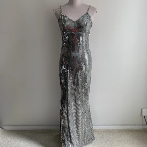 Aftonklänning  - • Storlek: S  • Fint skick  • Skickas med spårbar frakt 69 kr  • Bild på paket och kollinummer skickas vid sändning 