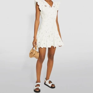 Intressekoll vit sandro klänning - Funderar på att sälja min helt underbara  vita sandro klänning. Väldigt sparsamt använd och oerhört smickrande passform. Perfekta studentklänningen! Modellen säljs inte längre men tror den är köpt för ca 3500kr. Väldigt liten i storleken- bär annars 36💓