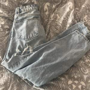 skinny jeans med en hög och väldigt smal midja, och med hål på knäna. har fått begagnade och nästan aldrig använt, dock har byxorna har använts förut och hålen är lite större och slitna💜💜 LÄS BIO