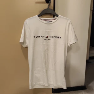 Tommy Hilfiger t-shirt strl S - Säljer min Tommy Hilfiger t-shirt för ett riktigt bra pris. Orginal pris var 400 kr. 