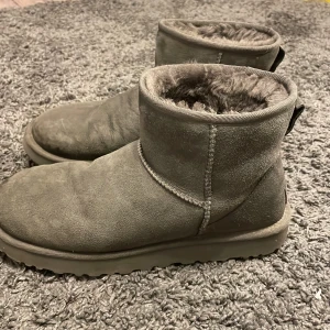 Uggs grå - Säljer mina gråa uggs storlek 42 men passar 43 köpta i december men inte mycket använda. Nypris ca 2000 o svåra att få tag på. 