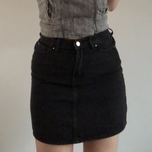 Svart jeanskjol - Svart lång minikjol  Svart denim  Använt skick 