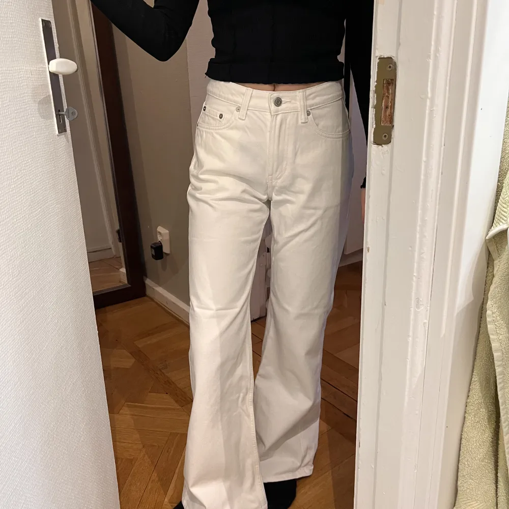 jeans från weekday bootcut 👢✂️ uppsydda hos sömmerska, jag är 168cm, helt oanvända! . Jeans & Byxor.