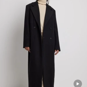 Kappa från NA-KD - Kollar intresset på denna svarta kappa från Molly Rustas kollektion med  NA-KD.  Orginalpris 1499kr. Kan gå ner i pris vid snabb affär!
