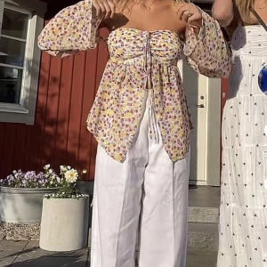 Topp - Topp från Bershka, funkar som bandeau & med band 💖💖💖  Bilden är lånad, skriv för egna & fler bilder🌸