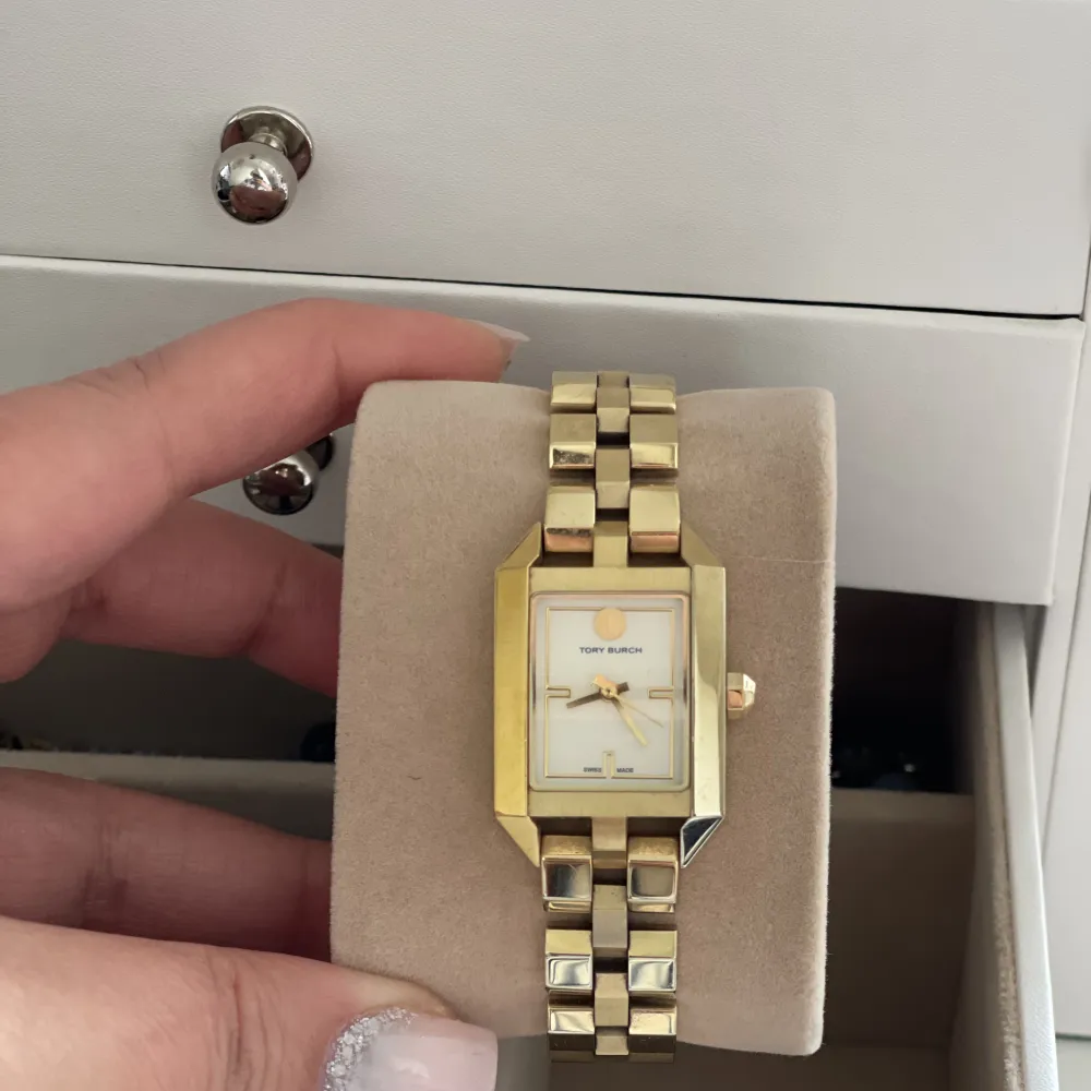 It’s a fashionable gold TB women watch. The condition is Like New. I wore it a few times and there is no sign of wear or scratches. The original price is 4950 SEK & I bought ut from Mall of Scandinavia. . Accessoarer.