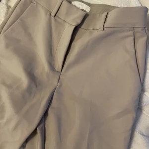 Beiga kostymbyxor  - Fina beiga kostymbyxor från HM❣️Sparsamt använda men finns små tecken på användning som inte är så märkbara om man inte tittar nära. Stretch i midjan vilket är bekvämt🫶 Skriv för mer info eller bilder! Kan tänka mig att gå ner i pris
