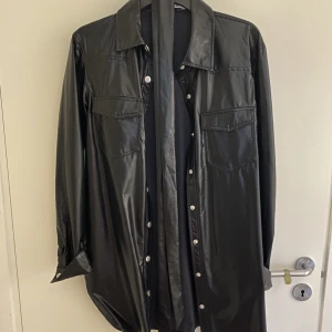 Faux Leather blazer - Säljer denna ”skinn/lack” imiterade blazer! Jag är 173 men mina kortare kompisar har kunnat ha som klänning  