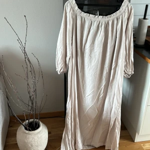 Klänning H&M  - Klänning med knyt i rygg. Champagnefärg
