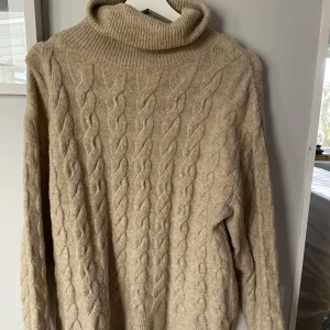 Stickad tröja - Beige stickad tröja med polo i en oversized modell