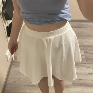 Vit kjol - En vanlig vit kjol som jag har använt typ 2 gånger 💓 