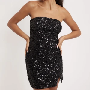 Paljettklänning Nelly - Säljer denna populära paljettklänning från Nelly.com. Endast använd en gång så i superfint skick! Köparen står för frakten! ✨