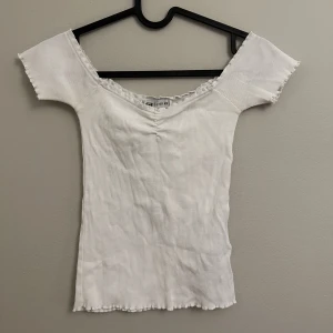 Vit topp - Vit kortärmad ribbad topp. Fint skick och är bara använd ett fåtal gånger. 🤍 