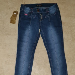 Nya Snygga Lågmidjade Jeans st 40 - Nya med lappar kvar på  Storlek 40 Stretchiga  Låg Midja