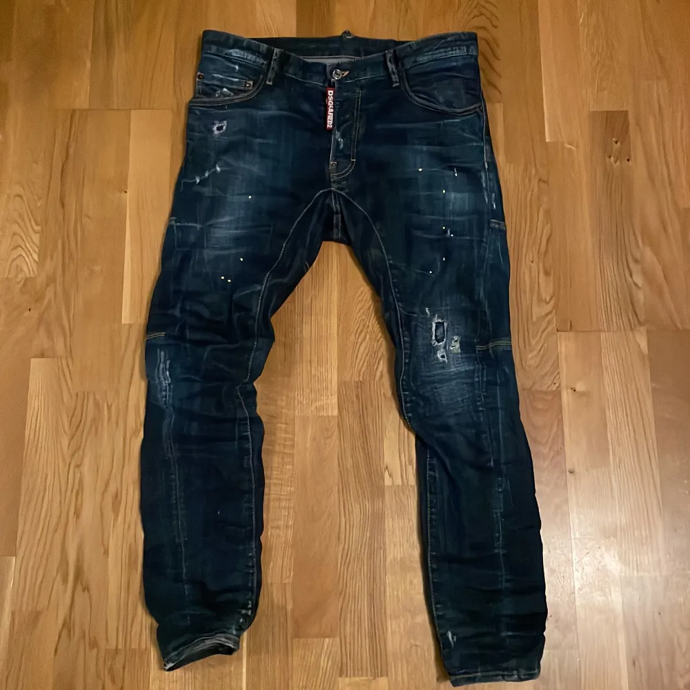 Ett par äkta dsquared2 jeans som jag växt ut… Kvitto saknas men som ni ser på 3:e bild har jag kvar prislappen från NK (Pris går att diskuteras) vid frågor hör av er💯. Jeans & Byxor.