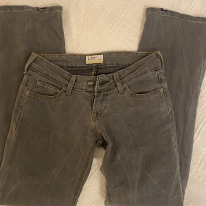 Lågmidjade jeans! - As fina lågmidjade jeans som tyvärr inte passar mig! Osäker på storlek men skulle tro att de passar 32😍