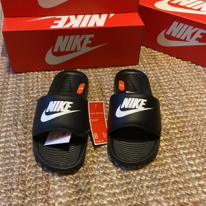 Tofflor - Nike - Victori One Svart/Vit Helt nya Nypris 329kr