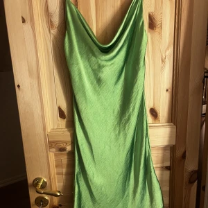Sidenklänning  - Sidenklänning från Ginatricot. Använd 1-2 gånger. Inga defekter.  Strlk 32