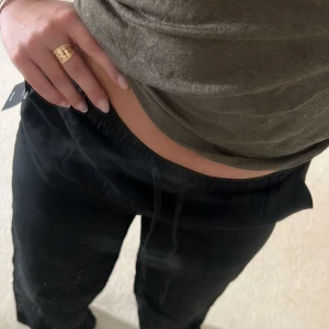 Linnebyxor - Oanvända (lappen kvar) svarta linnebyxor från förra året! Vääääldigt långa i benen 🤭